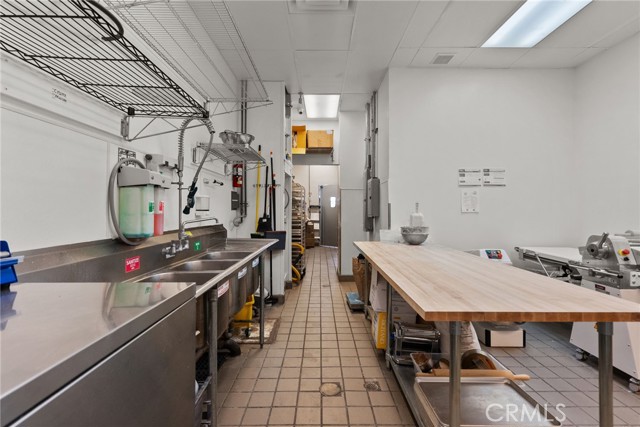 5466 Wilshire Boulevard, Los Angeles CA: https://media.crmls.org/medias/7975ce0d-9cf2-4317-ad24-f99f19058c2f.jpg