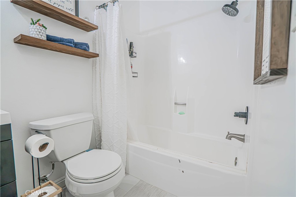 https://media.crmls.org/medias/797683e2-42c8-4948-b8f5-4f93b936809f.jpg?preset=X-Large