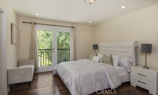 Detail Gallery Image 6 of 10 For 9767 Blantyre Dr, Beverly Hills,  CA 90210 - 3 Beds | 4 Baths