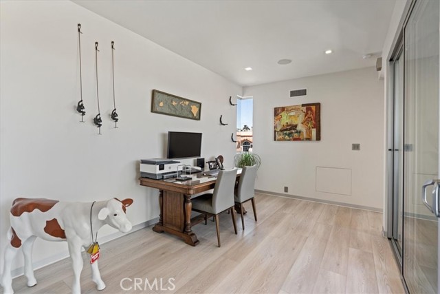 29 W Neapolitan Lane, Long Beach CA: https://media.crmls.org/medias/7979446f-8da2-4e48-a4cb-74551103e76d.jpg