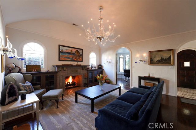 Detail Gallery Image 2 of 39 For 1949 N Catalina Street, –,  CA 90027 - 6 Beds | 5 Baths