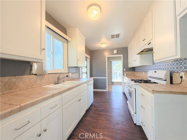 Detail Gallery Image 3 of 17 For 10360 Haskell, Granada Hills,  CA 91344 - 3 Beds | 2 Baths