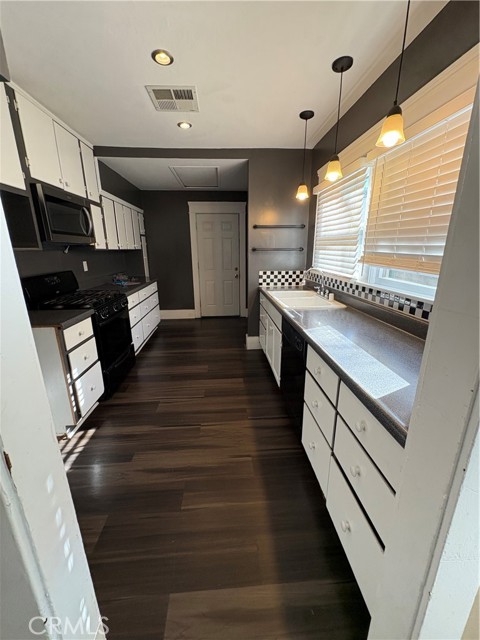 Detail Gallery Image 4 of 11 For 210 Oleander, Bakersfield,  CA 93304 - 3 Beds | 1 Baths