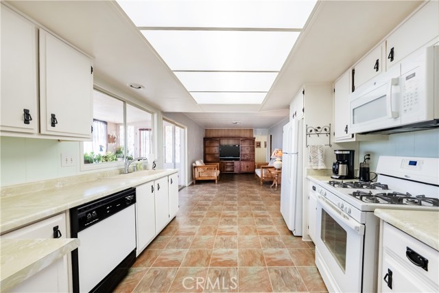 Detail Gallery Image 12 of 37 For 8801 Eton Ave #53,  Canoga Park,  CA 91304 - 2 Beds | 2 Baths