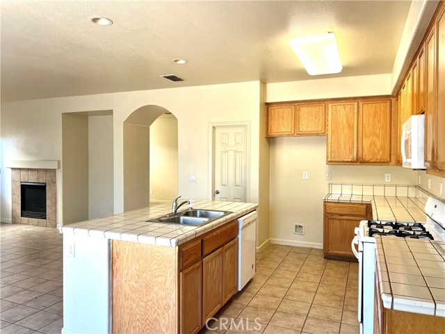 1343 Riverside Court, Merced CA: https://media.crmls.org/medias/7984acb0-45da-4fb9-a570-797ebf4eadb6.jpg