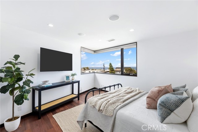 2114 Manhattan Ave, Hermosa Beach CA: https://media.crmls.org/medias/7985d5f4-9fc4-44fc-9db2-0864172e107c.jpg