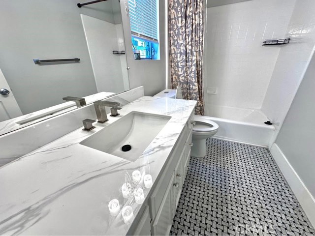 34 Ozone Ave, Venice CA: https://media.crmls.org/medias/79867920-c562-457a-afea-fa8304c56d8f.jpg
