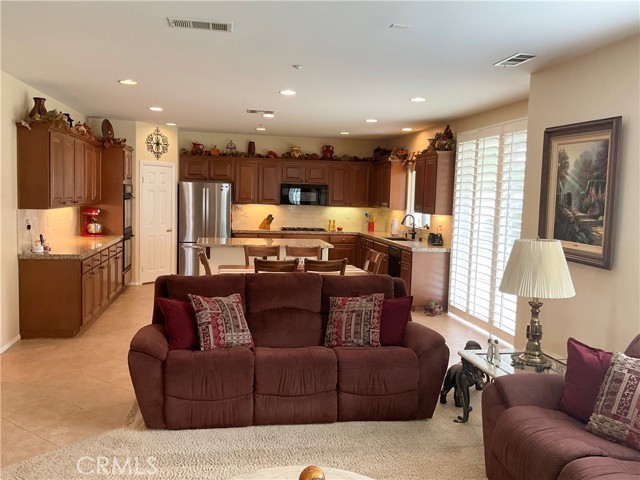 Detail Gallery Image 14 of 73 For 7123 Hidden Ct, Highland,  CA 92346 - 4 Beds | 3 Baths