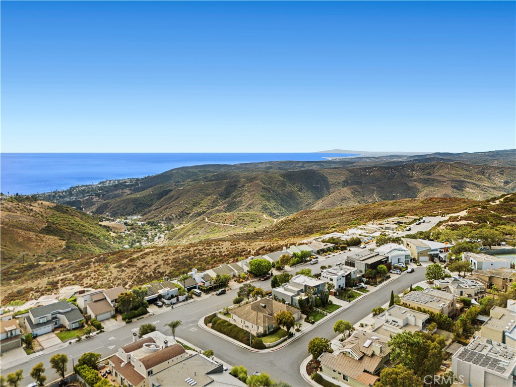 https://media.crmls.org/medias/7989e08e-04ed-481b-9f8d-51fd6e18f6de.jpg?preset=X-Large