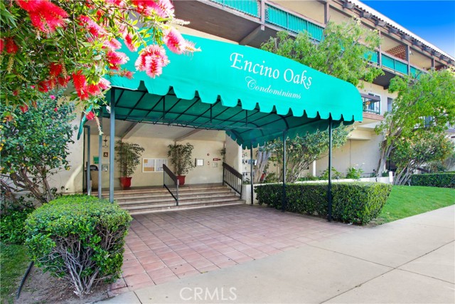 Detail Gallery Image 1 of 11 For 5460 White Oak Ave #C325,  Encino,  CA 91316 - 1 Beds | 1/1 Baths