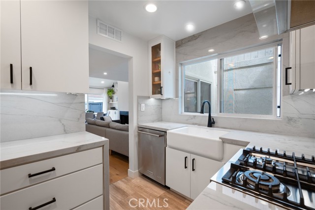 Detail Gallery Image 10 of 37 For 2410 Voorhees Ave #3,  Redondo Beach,  CA 90278 - 2 Beds | 2/1 Baths