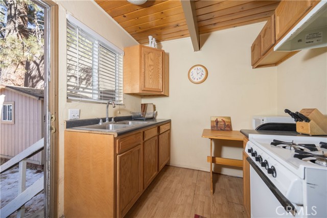 Detail Gallery Image 10 of 22 For 325 W Mojave Bld, Big Bear City,  CA 92314 - 2 Beds | 1 Baths