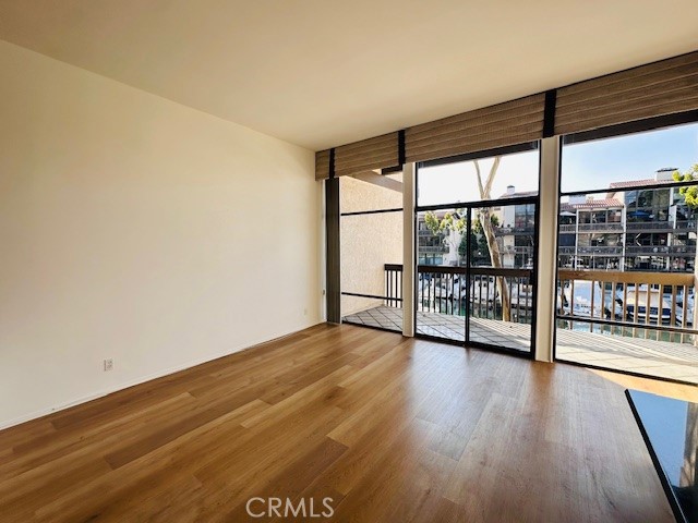 Detail Gallery Image 4 of 31 For 6229 Nw Marina Pacifica Dr, Long Beach,  CA 90803 - 2 Beds | 2/1 Baths