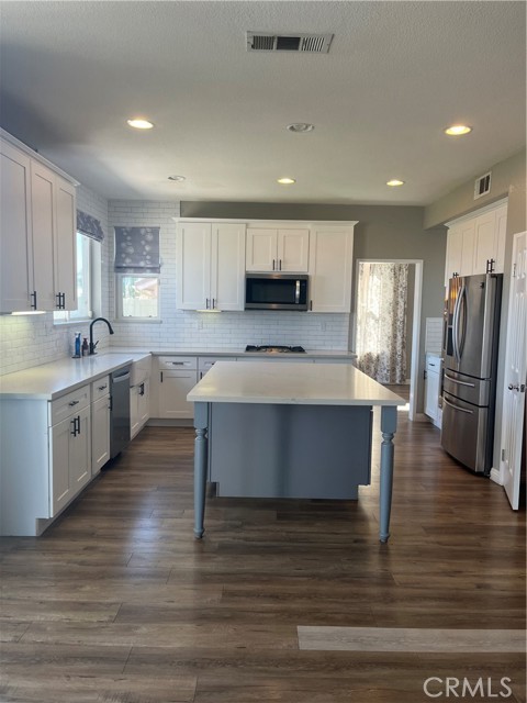 Detail Gallery Image 8 of 8 For 9 Corte Montena, Lake Elsinore,  CA 92532 - 4 Beds | 2/1 Baths