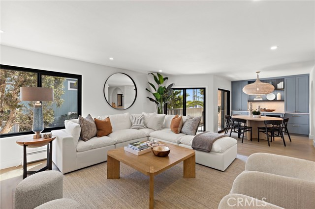 Detail Gallery Image 2 of 36 For 600 E Oceanfront 1a,  Newport Beach,  CA 92661 - 3 Beds | 2 Baths