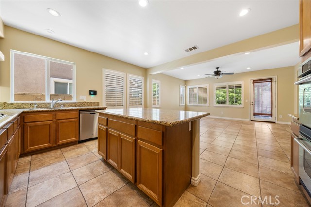 Detail Gallery Image 8 of 29 For 12430 Breeze Ln, Corona,  CA 91752 - 4 Beds | 3 Baths