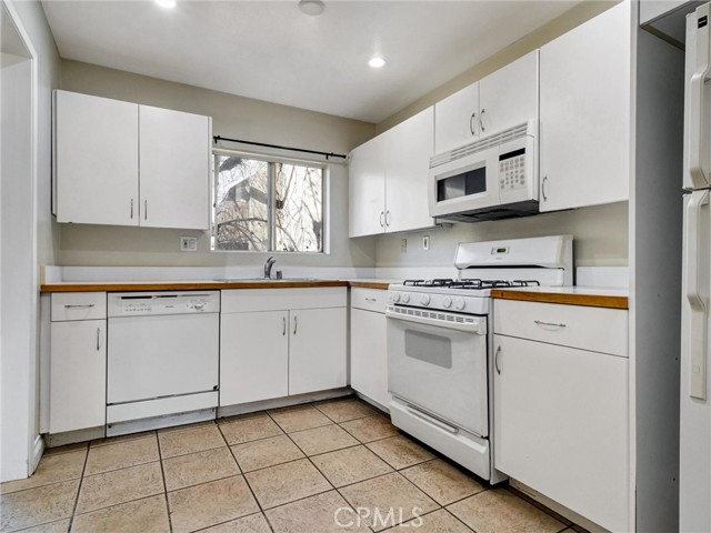 Detail Gallery Image 6 of 28 For 18350 Hatteras #123,  Tarzana,  CA 91356 - 3 Beds | 2 Baths