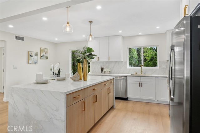 Detail Gallery Image 12 of 34 For 12635 Dorina Pl, Granada Hills,  CA 91344 - 5 Beds | 3/1 Baths