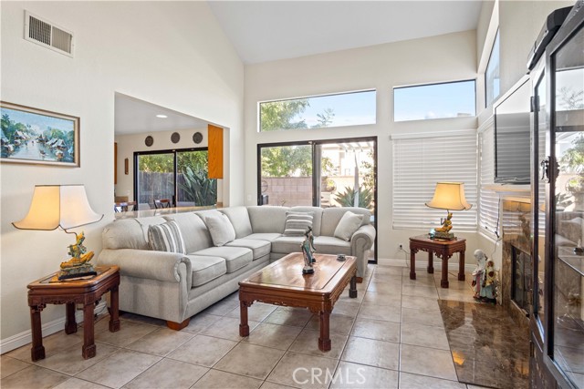 Detail Gallery Image 2 of 20 For 5906 Etiwanda Ave #7,  Tarzana,  CA 91356 - 3 Beds | 3 Baths