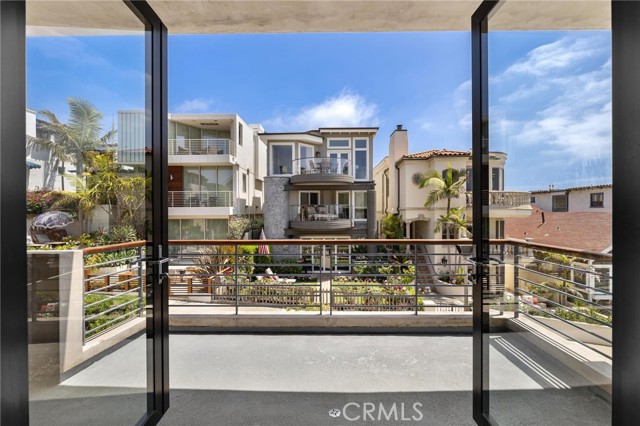 129 20th Street, Manhattan Beach CA: https://media.crmls.org/medias/79a6deb0-aa00-4820-89b9-a1e68452b2a7.jpg