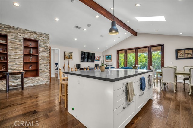 Detail Gallery Image 11 of 34 For 5948 Hesperia Ave, Encino,  CA 91316 - 3 Beds | 2/1 Baths