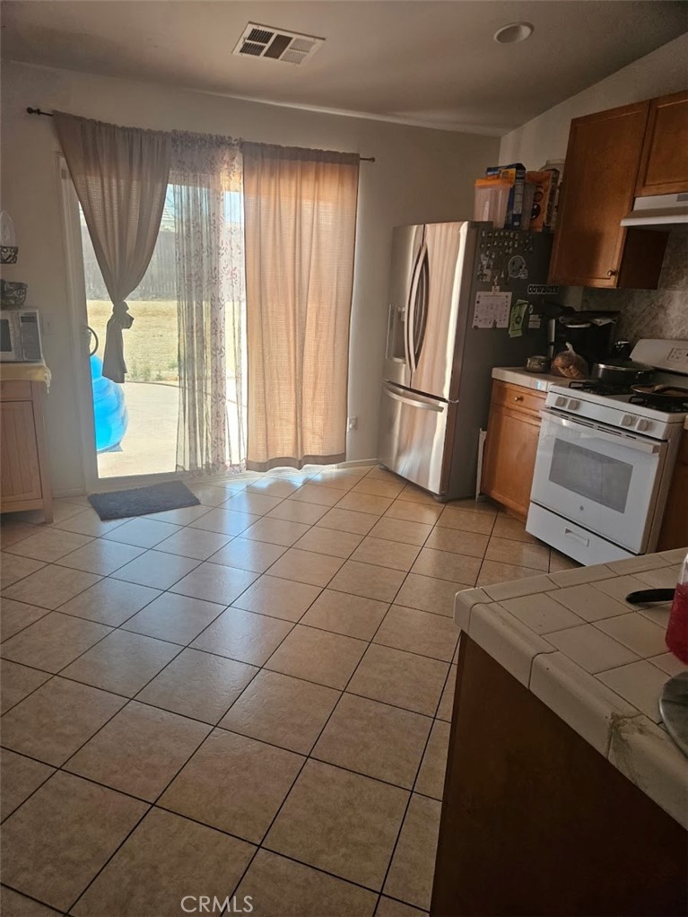 https://media.crmls.org/medias/79bba029-a0fb-4e9b-9f7e-e951f6960b12.jpg?preset=X-Large