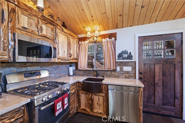 1212 S Minton Avenue, Big Bear City CA: https://media.crmls.org/medias/79bd1911-bacf-4a92-a20c-7ee6cc762d4d.jpg