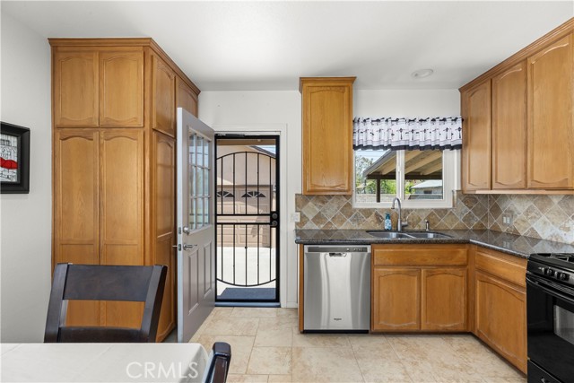 Detail Gallery Image 6 of 18 For 18176 Owen St, Fontana,  CA 92335 - 3 Beds | 1 Baths