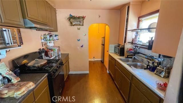8933 Bowman Avenue, South Gate CA: https://media.crmls.org/medias/79c40b5d-af58-4ca6-8cb2-5216c78f2508.jpg
