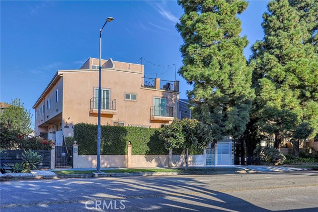 Detail Gallery Image 1 of 19 For 2470 S Centinela Ave #3,  Los Angeles,  CA 90064 - 2 Beds | 3 Baths