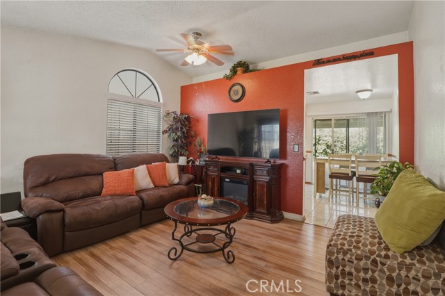 Detail Gallery Image 3 of 23 For 13886 San Gorgonio, Victorville,  CA 92392 - 2 Beds | 2 Baths