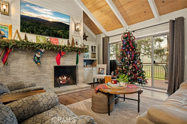 Detail Gallery Image 5 of 39 For 435 Riviera Dr, Lake Arrowhead,  CA 92352 - 3 Beds | 2/1 Baths