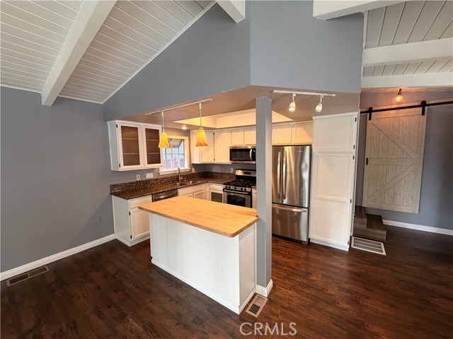 Detail Gallery Image 4 of 28 For 31014 Glen Oak Dr, Running Springs,  CA 92382 - 2 Beds | 1 Baths