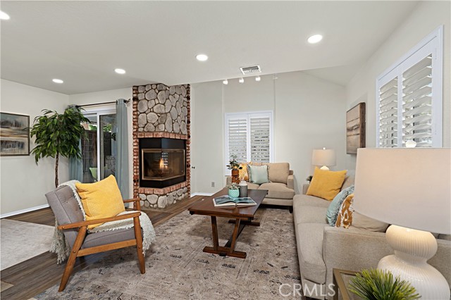 Detail Gallery Image 7 of 26 For 105 Grand Ave #D,  Monrovia,  CA 91016 - 3 Beds | 2/1 Baths