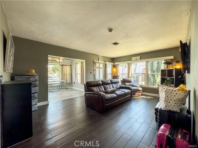 Detail Gallery Image 4 of 10 For 4810 E San Luis St, Compton,  CA 90221 - 3 Beds | 1 Baths