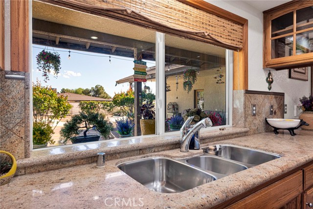 Detail Gallery Image 15 of 56 For 19985 Red Feather, Apple Valley,  CA 92307 - 3 Beds | 2/1 Baths