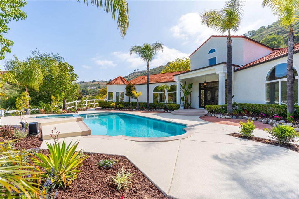 44240 La Cruz Drive
