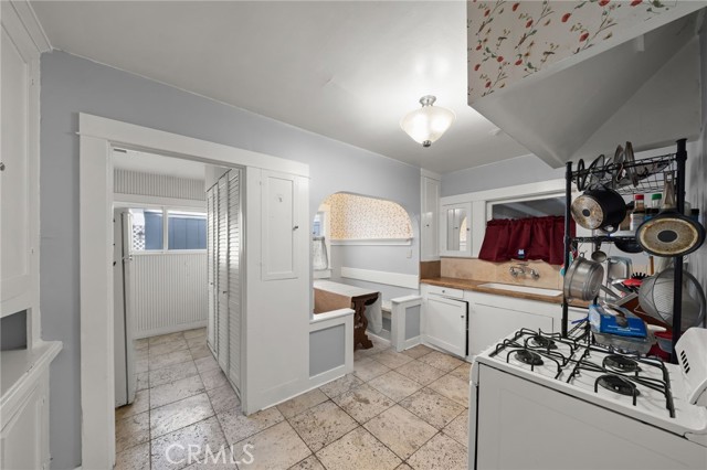 Detail Gallery Image 6 of 23 For 310 North Pacific Coast Highway, Redondo Beach,  CA 90277 - 2 Beds | 1 Baths