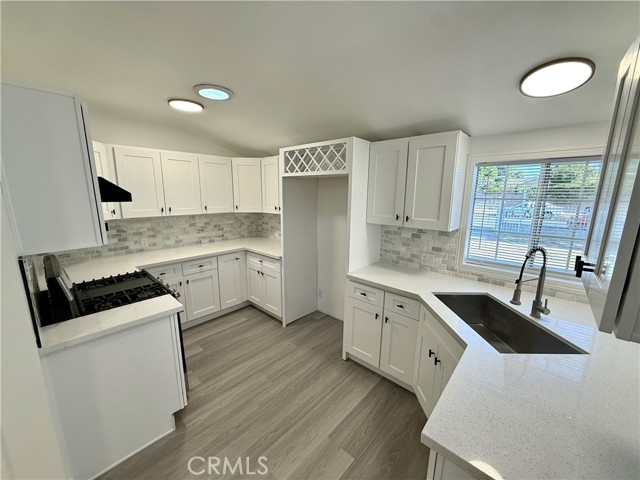 Detail Gallery Image 5 of 14 For 15948 Wyandotte St, Lake Balboa,  CA 91406 - 3 Beds | 2 Baths