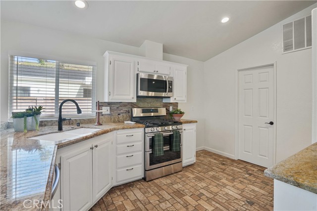 Detail Gallery Image 15 of 38 For 27903 Vista View Dr, Canyon Country,  CA 91351 - 3 Beds | 2 Baths