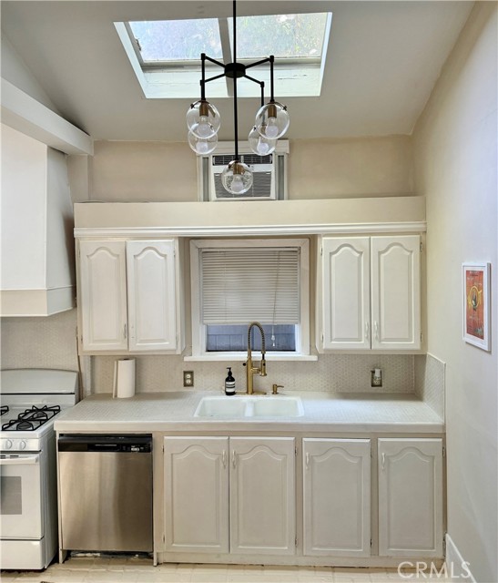 Detail Gallery Image 6 of 8 For 8956 1/2 Norma Place Pl, West Hollywood,  CA 90069 - 0 Beds | 1 Baths