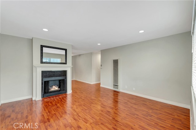 Detail Gallery Image 2 of 25 For 605 20th St #C,  Huntington Beach,  CA 92648 - 2 Beds | 1/1 Baths