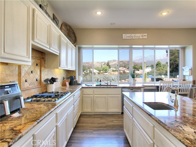 Detail Gallery Image 12 of 50 For 36372 Canyon Terrace Dr, Yucaipa,  CA 92399 - 4 Beds | 3 Baths