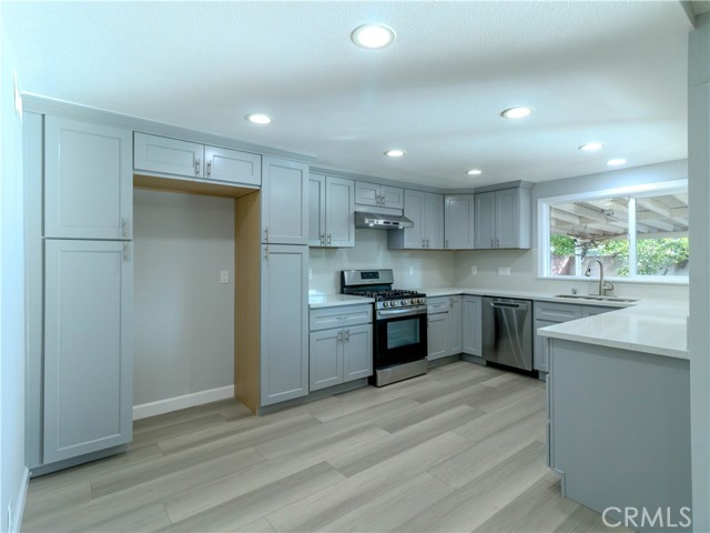 Detail Gallery Image 5 of 29 For 518 W Alpine, Santa Ana,  CA 92707 - 5 Beds | 3 Baths