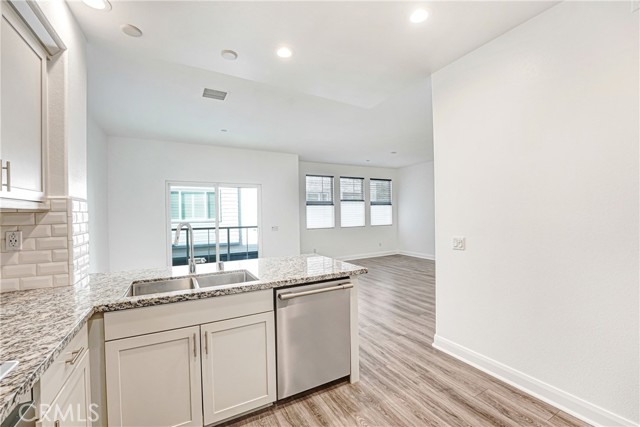 Detail Gallery Image 11 of 25 For 572 E Imperial, El Segundo,  CA 90245 - 2 Beds | 3 Baths