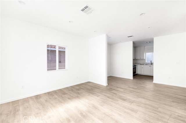 Detail Gallery Image 4 of 15 For 7044 White Oak a,  Van Nuys,  CA 91406 - 3 Beds | 2 Baths