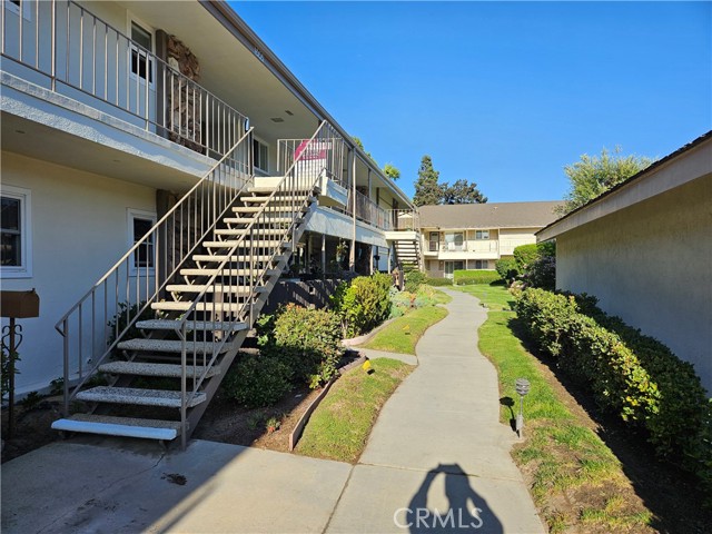 Detail Gallery Image 2 of 24 For 22952 Nadine Cir #B,  Torrance,  CA 90505 - 2 Beds | 2 Baths