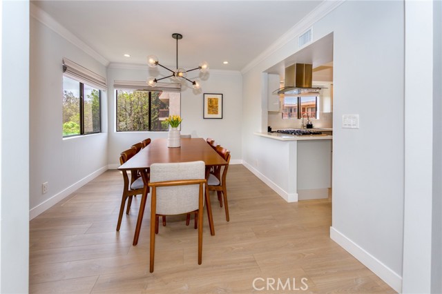 Detail Gallery Image 8 of 20 For 635 E Elmwood Ave #201,  Burbank,  CA 91501 - 3 Beds | 2 Baths