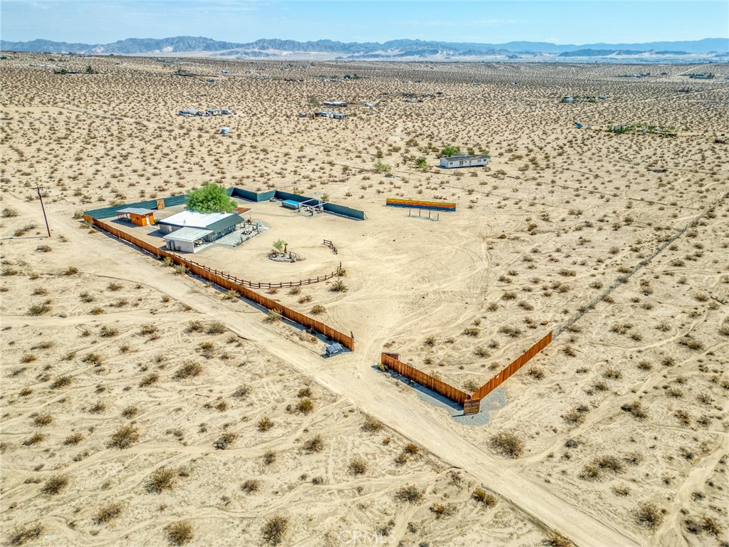 https://media.crmls.org/medias/79ee1cd6-b13c-4ce6-8c22-1bd55781259e.jpg?preset=X-Large