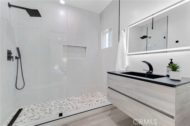 Detail Gallery Image 18 of 46 For 1626 Winona Bld, Los Angeles,  CA 90027 - 5 Beds | 5 Baths